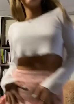 Breckie Hill Onlyfans leak – upskirt pussy rubbing